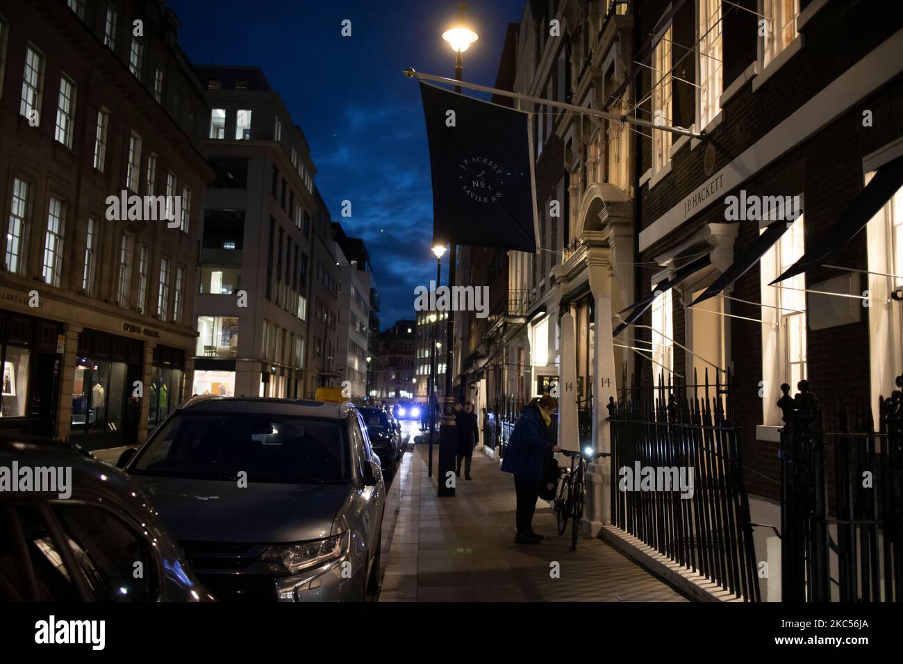 Savile Row à l'heure de la nuit, rue réputée pour sa conception traditionnelle sur mesure pour les hommes, Mayfair, Londres, Angleterre, Royaume-Uni Banque D'Images