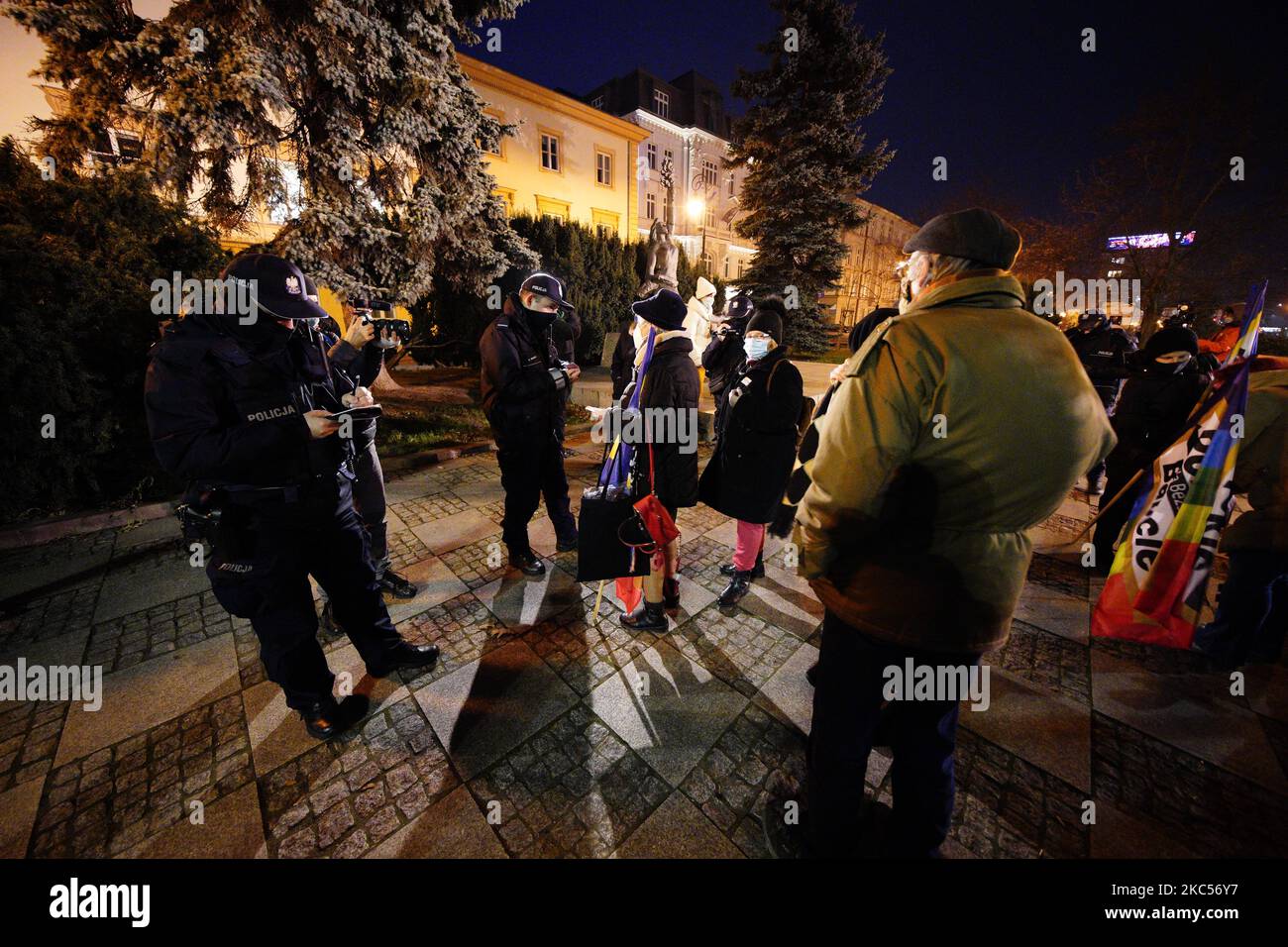 La police est vue prendre des diètes personnelles de plusieurs femmes âgées qui se font appeler les grands-mères polonaises lors d'un piquet à Varsovie, en Pologne, sur 3 décembre 2020. Les détails personnels d'une demi-douzaine de femmes âgées ont été pris par la police au cours d'un piquet pacifique en faveur des jeunes pro-choix. Depuis la fin du mois d'octobre, des manifestations de masse ont eu lieu dans tout le pays contre la décision d'un tribunal de renforcer encore les restrictions sur les avortements. Bien que les protestations soient pour la plupart pacifiques, des tensions ont été faites entre la police et les manifestants dans le cadre de restrictions de coroanvirus. (Photo de Jaap Arriens/NurPhoto) Banque D'Images