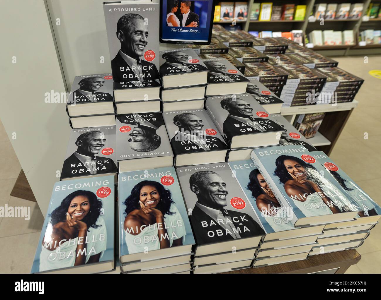 Le nouveau livre de l'ancien président américain Barack Obama, « A Promise Land », et celui de Michelle Obama, « devenir », sont exposés dans une librairie du centre-ville de Dublin. Jeudi, 3 décembre 2020, à Dublin, Irlande. (Photo par Artur Widak/NurPhoto) Banque D'Images