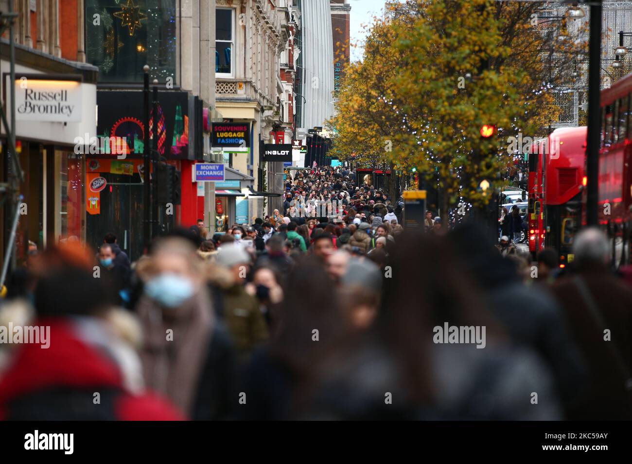 Les amateurs de shopping, dont certains portent un masque facial, se prominent le long d'une rue animée d'Oxford Street à Londres, en Angleterre, sur 5 décembre 2020. Londres est revenue aux restrictions de niveau 2 ou de « haute alerte » sur le coronavirus depuis la fin de la période de quatre semaines de confinement à l'échelle de l'Angleterre mercredi dernier, ce qui signifie la réouverture de magasins et d'entreprises d'accueil non essentiels au cours de la période des fêtes. Les règles des trois niveaux d'Angleterre ont été renforcées d'avant le verrouillage de novembre, mais les pubs et les restaurants ont été les plus durement touchés. Dans le West End de Londres, pendant ce temps, Oxford Street et Regent Street étaient tous deux p Banque D'Images