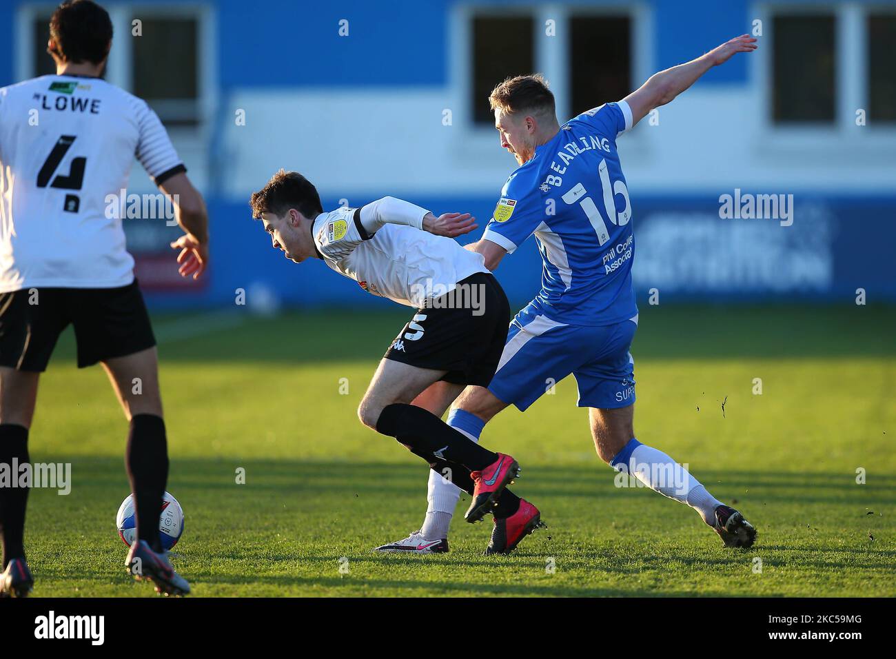 Trows Thomas Beadling défie Salfords Luke Burgess lors du match Sky Bet League 2 entre Barrow et Salford City à la rue Holker, Barrow-in-Furness, le samedi 5th décembre 2020. (Photo de Chris Donnelly/MI News/NurPhoto) Banque D'Images