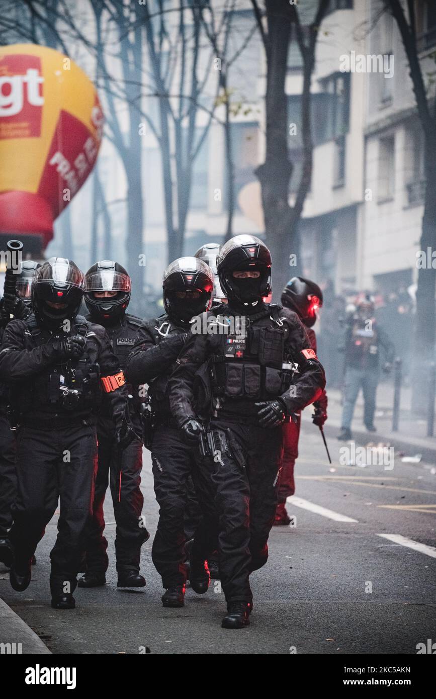 Les policiers anti-émeutes BRAV-M se préparent à intervenir pour disperser un groupe de manifestants le 5 décembre 2020, troisième jour de mobilisation en France contre ce que l'on appelle le projet de loi sur la sécurité mondiale. A Paris, plusieurs milliers de manifestants se sont rassemblés à la porte de Lilas pour protester contre l'article 24 interdisant la distribution d'images de police sur les réseaux sociaux et l'article 23 sur l'utilisation de drones par la police et la reconnaissance faciale. Rapidement Black Bloc a pris la tête de la manifestation et a confronté la police faisant que la manifestation n'est jamais arrivée à la place de la République où les affrontements ont également eu lieu Banque D'Images