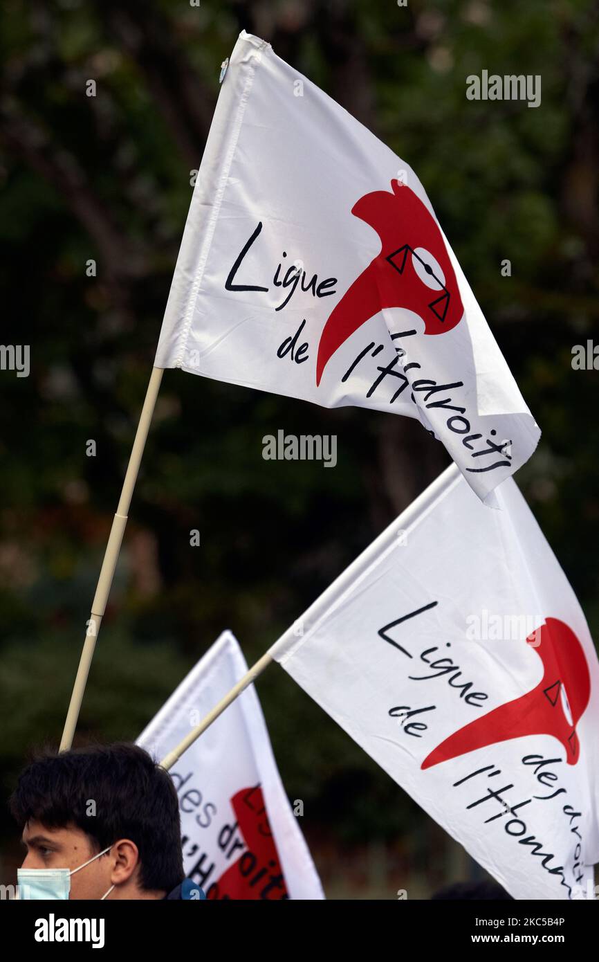 Drapeaux de la LDH (Ligue des droits de l'homme). Plus de 5000 000 manifestants ont une fois de plus protesté contre le projet de loi appelé « Loi sur la sécurité mondiale » promu par le président français Macron et sa majorité. Le projet de loi sur la "loi mondiale sur la sécurité" interdonnera également à quiconque de photographier ou de filmer des membres de la police s'il n'est pas bafoué : les transgresseurs pourraient être condamnés jusqu'à un an de prison et une amende de €45,000 ans. Le projet de loi prévoit également de généraliser la reconnaissance faciale dans les espaces publics comme en Chine.le défenseur français des droits, la Commission nationale française des droits de l'homme (organes administratifs) et l'organe des droits de l'homme des Nations Unies condamnent le projet de loi Banque D'Images