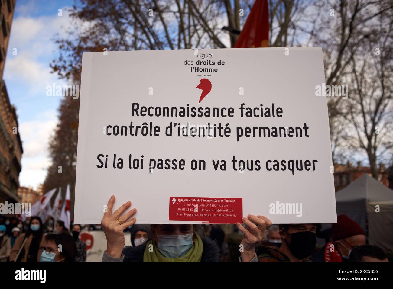 Un membre de la LDH (Human Rights League) est titulaire d'un écriteau « reconnaissance faciale, contrôle d'identité continu. Nous allons payer ». Plus de 5000 000 manifestants ont une fois de plus protesté contre le projet de loi appelé « Loi sur la sécurité mondiale » promu par le président français Macron et sa majorité. Le projet de loi sur la "loi mondiale sur la sécurité" interdonnera également à quiconque de photographier ou de filmer des membres de la police s'il n'est pas bafoué : les transgresseurs pourraient être condamnés jusqu'à un an de prison et une amende de €45,000 ans. Le projet de loi prévoit également de généraliser la reconnaissance faciale dans les espaces publics comme en Chine.le défenseur français des droits, le Commiss national français Banque D'Images