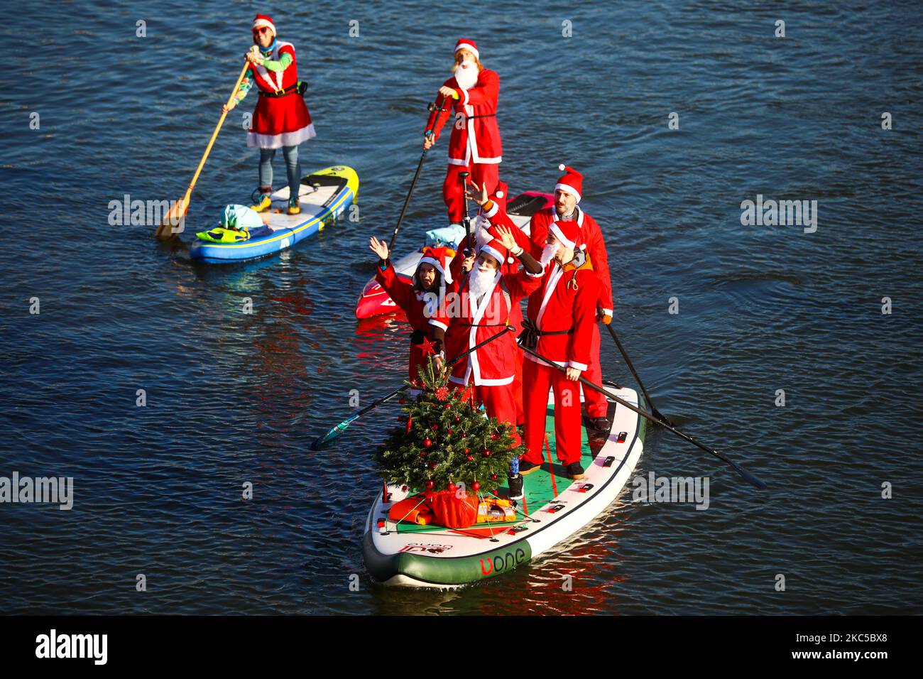 Les surfeurs en paddleboard vêtus des costumes du Père Noël flottent sur la Vistule lors d'un événement caritatif le jour de Saint Nicolas à Cracovie, en Pologne. 6 décembre 2020. (Photo de Beata Zawrzel/NurPhoto) Banque D'Images