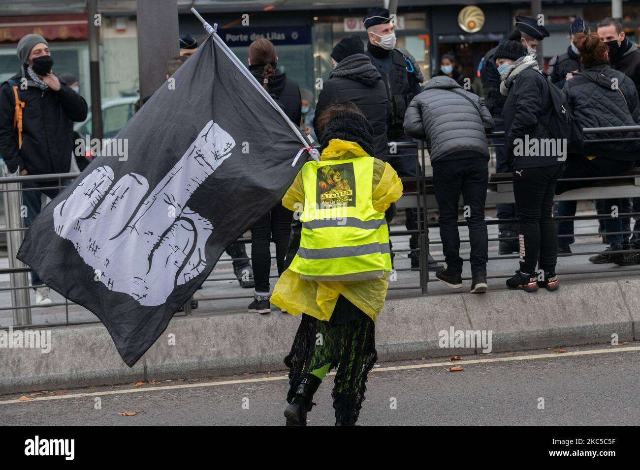 Les gens participent à une manifestation contre le droit mondial de la sécurité, à Paris, en France, sur 5 décembre 2020. (Photo par Estelle Ruiz/NurPhoto) Banque D'Images