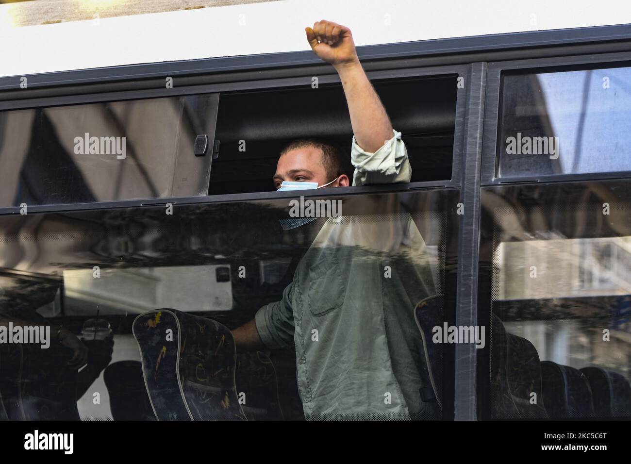 Les manifestants ont arrêté les gestes d'un bus de police sur 6 décembre 2020 après une tentative de rassemblement pour marquer le meurtre par la police de 2008 d'Alexandros Grigoropoulos, âgé de 15 ans, qui a déclenché un mois d'émeutes en Grèce en 2008. - La police a interdit toutes les manifestations commémoratives prévues pour 6 décembre 2020 en raison des mesures Covid-19. (Photo par Dimitris Lampropoulos/NurPhoto) Banque D'Images