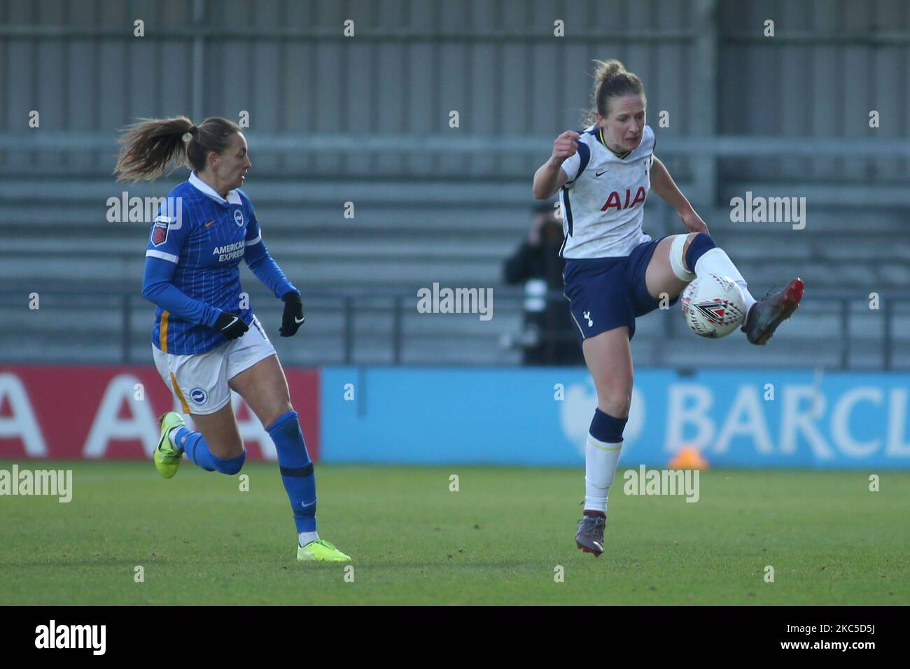 Kerys Harrop (Tottenham Hotspur) contrôle le ballon pendant le montage Super League 2020-21 de FA Womenâ€™s entre Tottenham Hotspur et Brighton FC à la Hive. (Photo de Federico Guerra Moran/NurPhoto) Banque D'Images