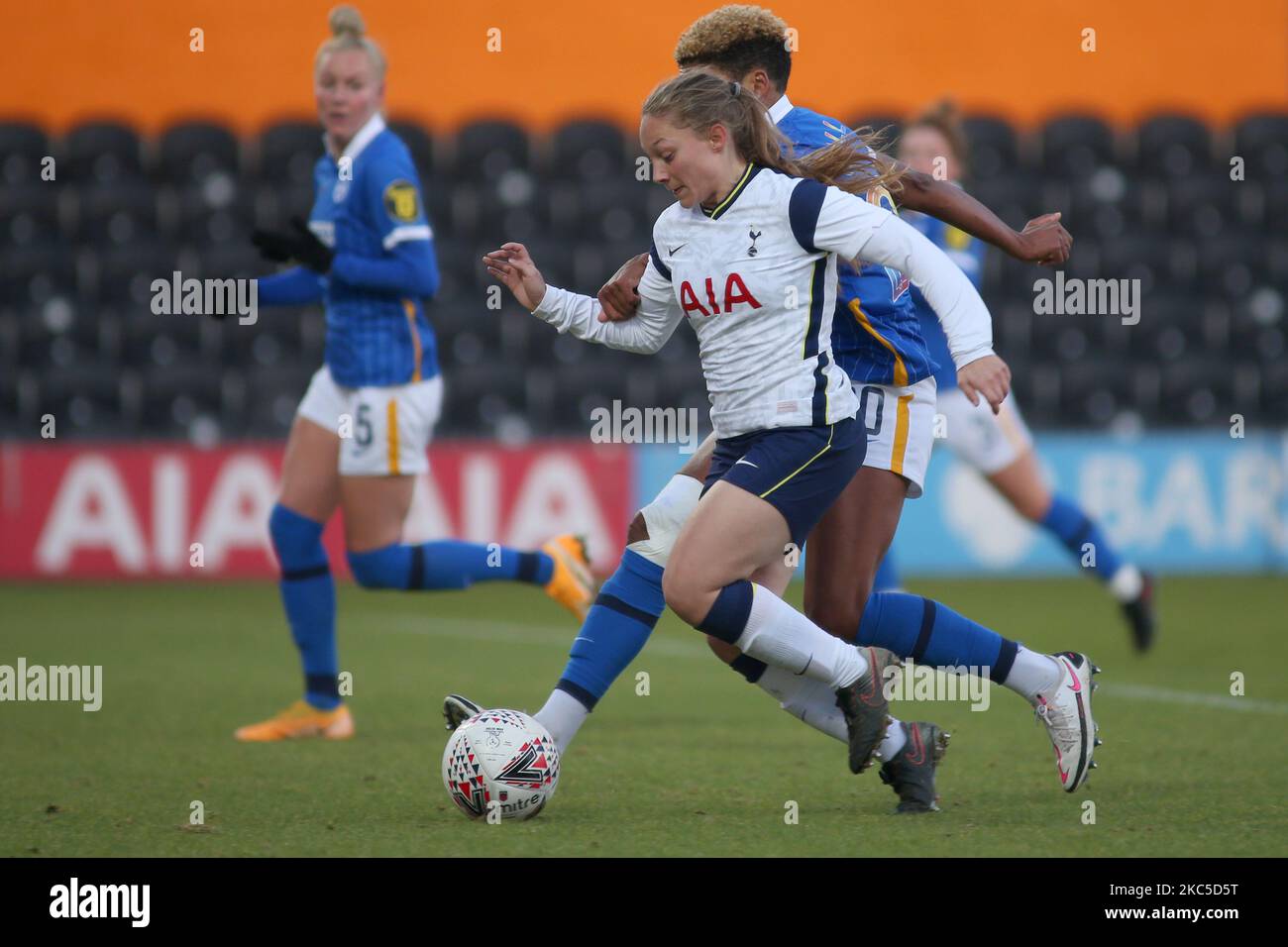 Angela Addison (Tottenham Hotspur) et Victoria Williams (Brighton FC) se battent pour le bal lors de la Super League 2020-21 de FA entre Tottenham Hotspur et Brighton FC à la Hive. (Photo de Federico Guerra Moran/NurPhoto) Banque D'Images