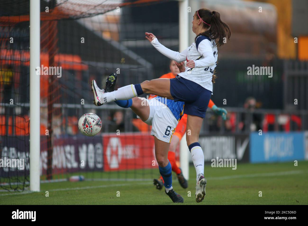 Alex Morgan (Tottenham Hotspur) et Maya le Tissier (Brighton FC) se battent pour le ballon lors de la Super League 2020-21 de FA Women entre Tottenham Hotspur et Brighton FC à la Hive. (Photo de Federico Guerra Moran/NurPhoto) Banque D'Images