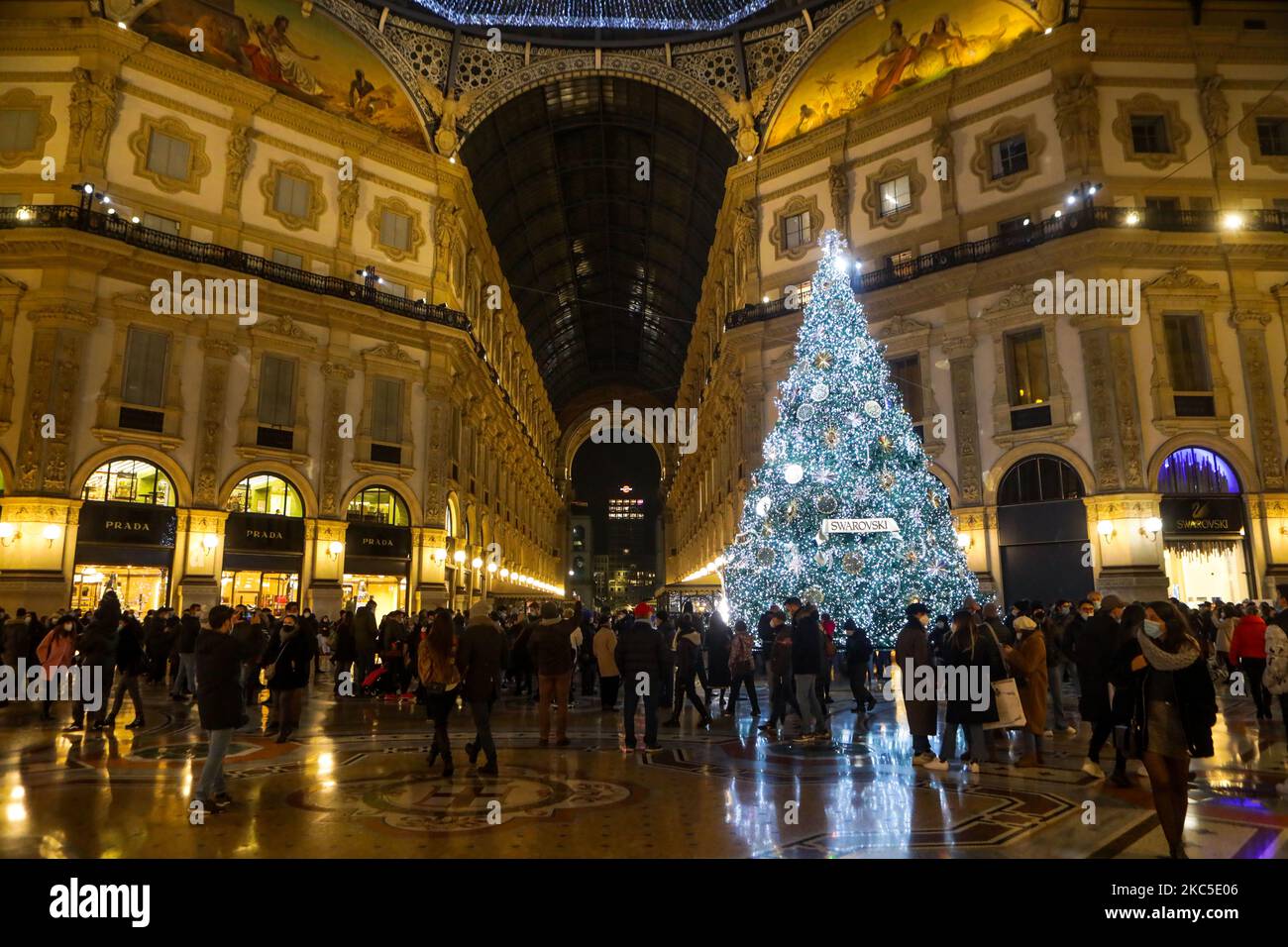 Arbre de Noël SWAROVSKI à la galerie Vittorio Emanuele dans l'atmosphère de Noël à Milan pendant l'urgence du coronavirus, Milan, Italie, on 07 décembre 2020. (Photo par Mairo Cinquetti/NurPhoto) Banque D'Images