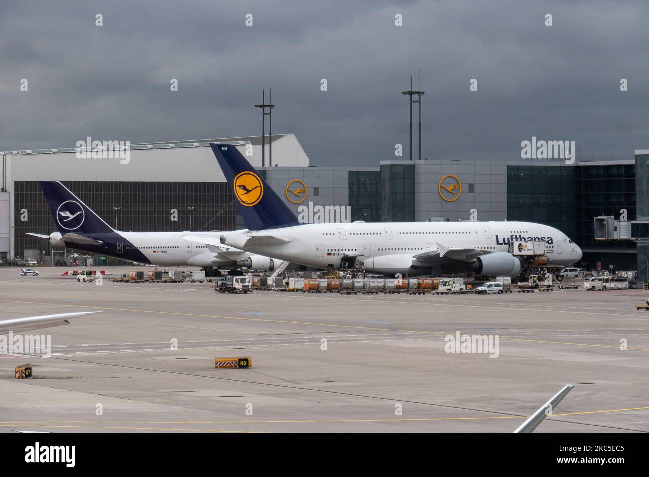 Un avion à impériale Airbus A380 de Lufthansa, vu à côté d'un Boeing 747 à l'aéroport FRA de Francfort, a amarré aux portes chargées de passagers et de marchandises pour le départ d'un vol long courrier. L'avion à large corps A380-800 a l'enregistrement D-AIMM le nom de Delhi et est alimenté par 4x moteurs RR jet. Deutsche Lufthansa AG DLH ou LH est la plus grande compagnie aérienne d'Allemagne avec une base centrale à l'aéroport de Francfort, Munich et Berlin, ancien transporteur de drapeau allemand et membre fondateur du groupe d'aviation de Star Alliance. Le trafic mondial de passagers a diminué durant la période pandémique covid-19 avec le coronavirus Banque D'Images