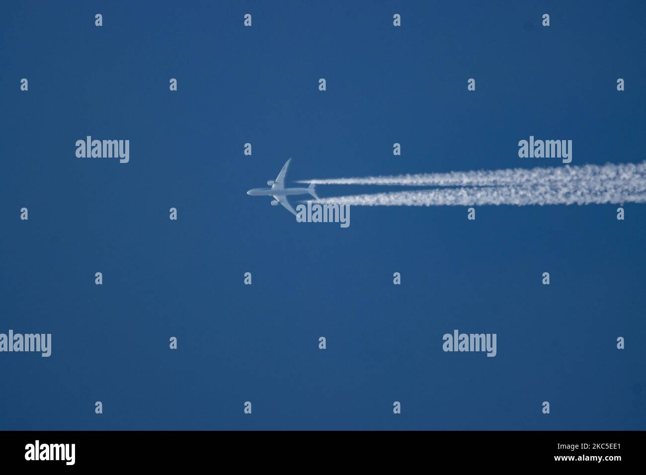 Tous les Boeing 787 Dreamliner de Nippon Airways, vus en vol vers l'aéroport de Paris CDG en France dans le ciel bleu au-dessus de l'Europe à 40,000 pieds en quittant les cheminements ou les contrails derrière, une formation de condensation de vapeur lorsqu'elle est vue comme une ligne blanche derrière l'avion de survol. Le nouveau véhicule moderne et sophistiqué de technologie, construit en mars 2020 aux États-Unis, avion long courrier survolant est un Boeing 787-9 Dreamliner passagers avec l'enregistrement JA928A, alimenté par 2x moteurs RR jet. TOUS NIPPON ANA NH également connu sous le nom de Zennikk? ( ??? En japonais ) est la plus grande compagnie aérienne au Japon avec la base Hub Banque D'Images