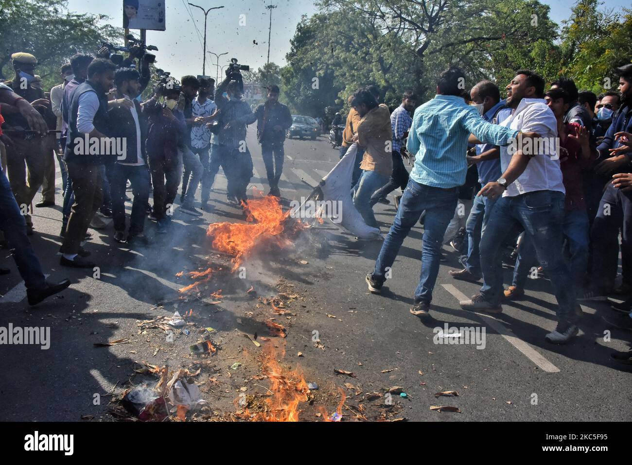 Les militants de l'Union nationale des étudiants de l'Inde (NSUI) brûlent une effigie lors d'une manifestation en faveur de la grève nationale, appelée par des agriculteurs à faire pression pour l'abrogation des lois agroalimentaires du Centre, à Jaipur, Rajasthan, Inde, le mardi 8 décembre 2020. (Photo de Vishal Bhatnagar/NurPhoto) Banque D'Images