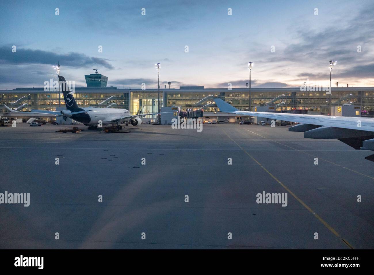 Lufthansa Airbus A350 et le terminal de l'aéroport comme vu tôt le matin à l'aube, au lever du soleil et pendant la journée garée aux portes de l'aéroport international de Munich EDDM MUC. L'avion de A359 ou A350-900 passagers à carrosserie large, moderne et évolué, porte le nom d'Ulm et est équipé de 2x moteurs RR. Deutsche Lufthansa AG DLH ou LH est la plus grande compagnie aérienne d'Allemagne avec une base centrale à l'aéroport de Francfort, Munich et Berlin, ancien transporteur de drapeau allemand et membre fondateur du groupe d'aviation de Star Alliance. Le trafic mondial de passagers a diminué pendant le coronaviru Banque D'Images