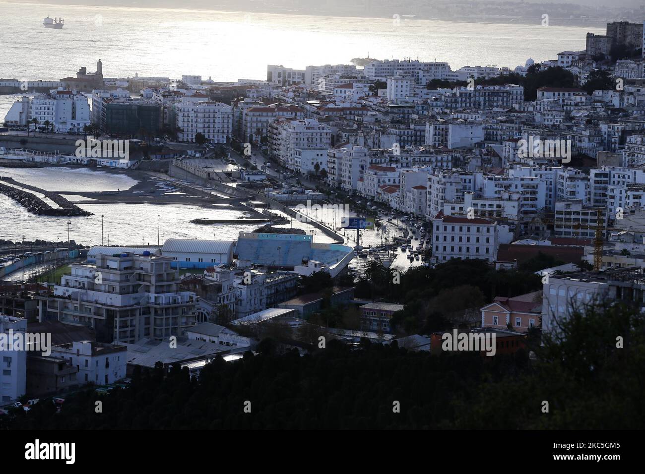 Une photo du haut du quartier populaire de Bab el oued à Alger en Algérie sur 9 décembre 2020, le quartier montre un tissu urbain très serré dont les bâtiments ont été construits sur le modèle de ceux qui entourent les grandes villes d'Europe, depuis la fin du 19th siècle (Photo de Billal Bensalem/NurPhoto) Banque D'Images