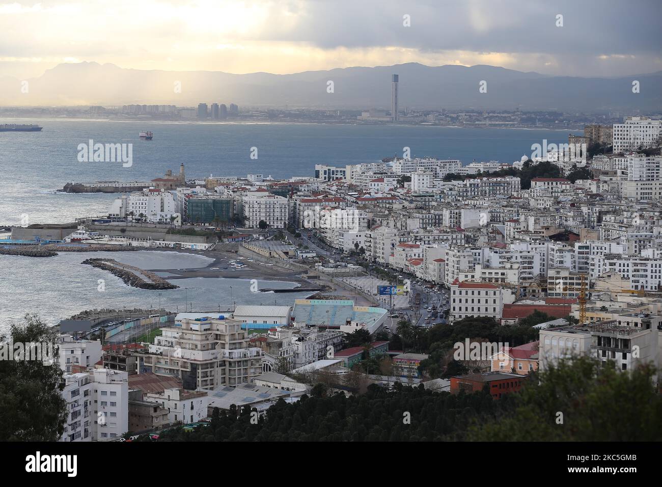 Une photo du haut du quartier populaire de Bab el oued à Alger en Algérie sur 9 décembre 2020, le quartier montre un tissu urbain très serré dont les bâtiments ont été construits sur le modèle de ceux qui entourent les grandes villes d'Europe, depuis la fin du 19th siècle (Photo de Billal Bensalem/NurPhoto) Banque D'Images
