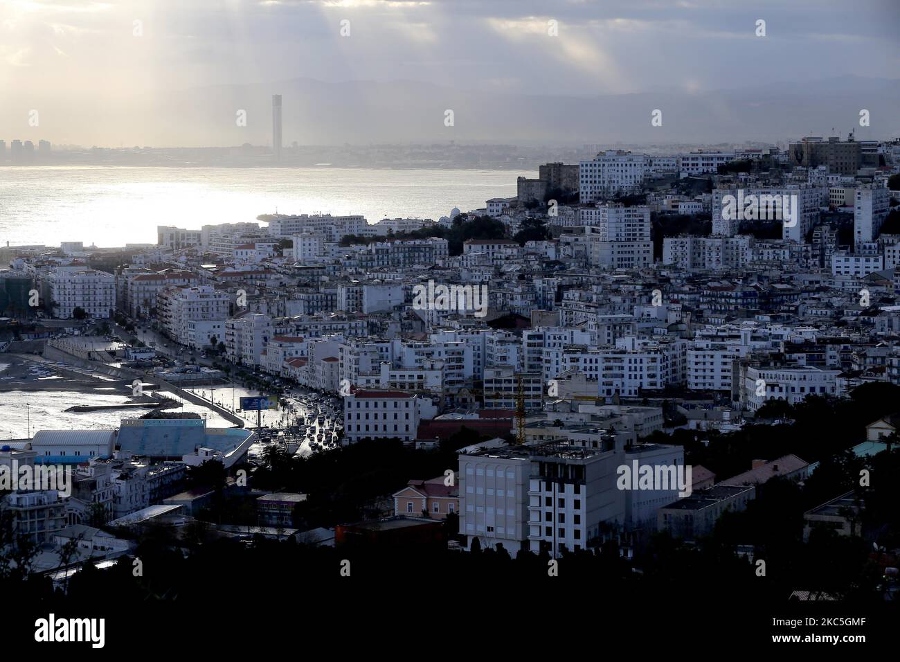 Une photo du haut du quartier populaire de Bab el oued à Alger en Algérie sur 9 décembre 2020, le quartier montre un tissu urbain très serré dont les bâtiments ont été construits sur le modèle de ceux qui entourent les grandes villes d'Europe, depuis la fin du 19th siècle (Photo de Billal Bensalem/NurPhoto) Banque D'Images