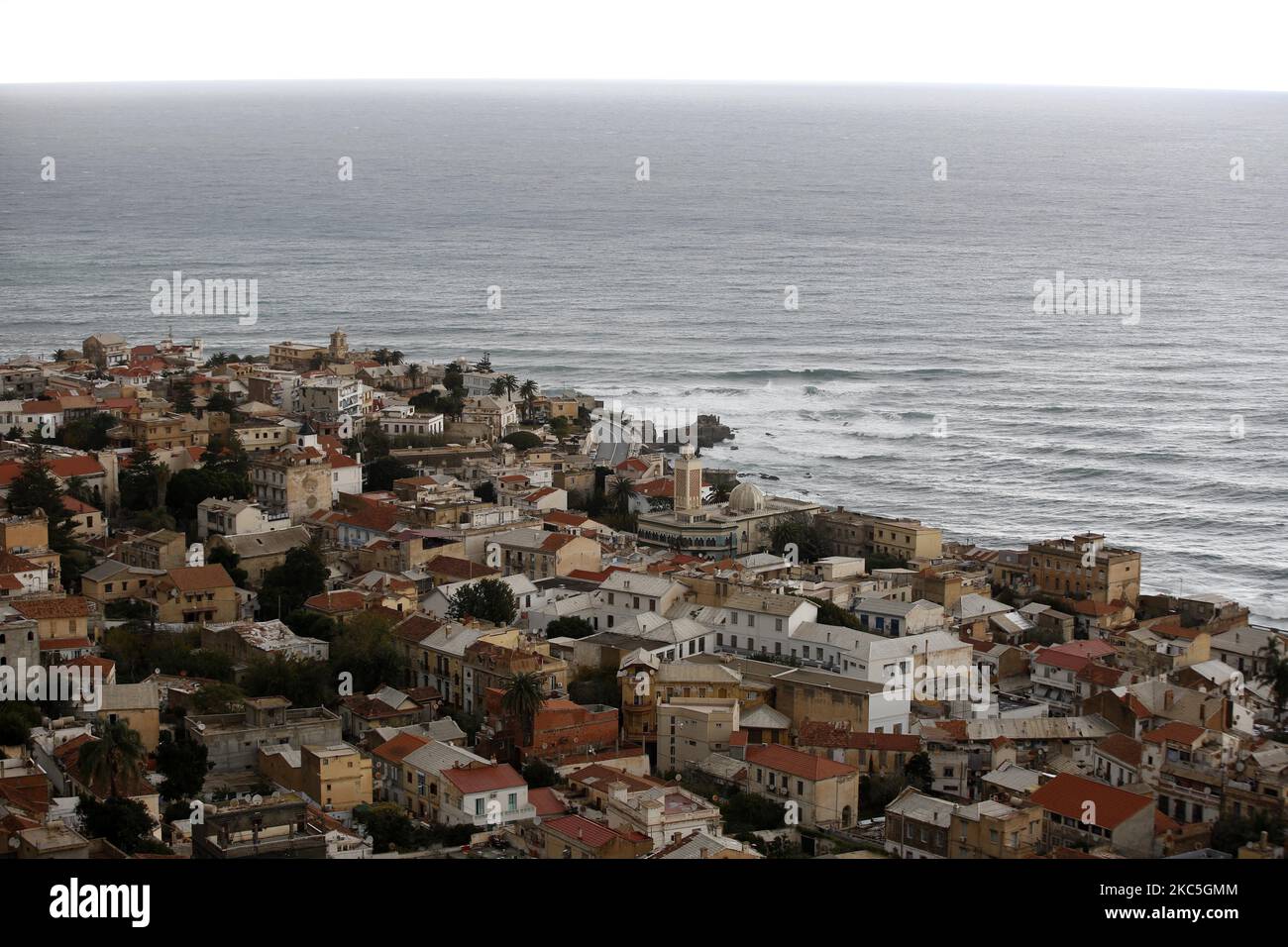 Une photo du haut du quartier populaire de Bab el oued à Alger en Algérie sur 9 décembre 2020, le quartier montre un tissu urbain très serré dont les bâtiments ont été construits sur le modèle de ceux qui entourent les grandes villes d'Europe, depuis la fin du 19th siècle (Photo de Billal Bensalem/NurPhoto) Banque D'Images