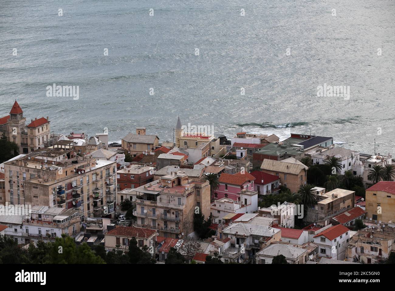 Une photo du haut du quartier populaire de Bab el oued à Alger en Algérie sur 9 décembre 2020, le quartier montre un tissu urbain très serré dont les bâtiments ont été construits sur le modèle de ceux qui entourent les grandes villes d'Europe, depuis la fin du 19th siècle (Photo de Billal Bensalem/NurPhoto) Banque D'Images