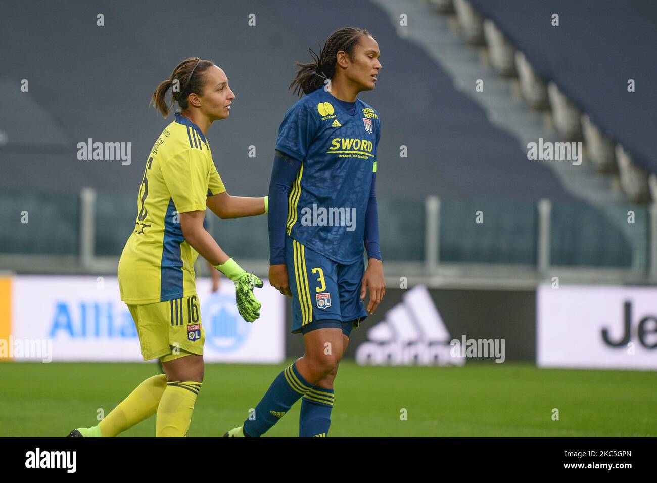 Sarah Bouhadi de l'Olympique Lyonnais et Wendie Renard de l'Olympique Lyonnais lors du match de la Ligue des champions des femmes de l'UEFA entre Juventus et Lyon au stade Allianz de 09 décembre 2020 à Turin, Italie (photo d'Alberto Gandolfo/NurPhoto) Banque D'Images