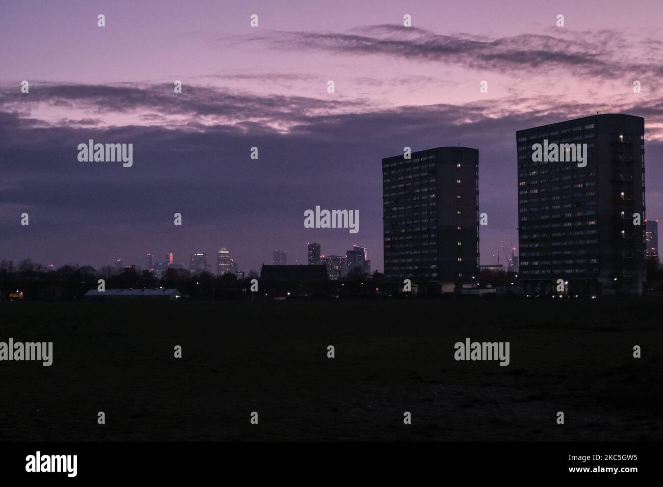 Le soleil se couche sur Wanstead Flats, Londres sur 27 novembre 2020. (Photo par Alberto Pezzali/NurPhoto) Banque D'Images