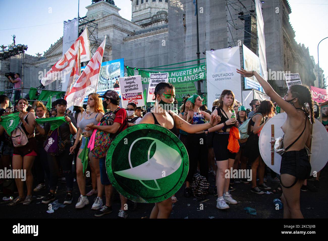 Les manifestants pro-avortement sont arrivés à onze heures du matin pour suivre le débat depuis des écrans géants, dans un climat d'applaudissements, de chants et d'émotions. À Buenos Aires, en Argentine, sur 10 décembre 2020. Avec une place divisée entre le vert et le bleu, il attend le vote sur l'avortement légal au Congrès argentin avec le soutien du président. Des milliers de personnes contournent les restrictions de la pandémie pour suivre le débat législatif dans la rue. La Chambre des députés vote, deux ans après la dernière tentative, la libre interruption de la grossesse jusqu'à la 14th semaine de gestation. (Photo de Federico Rotter/nu Banque D'Images