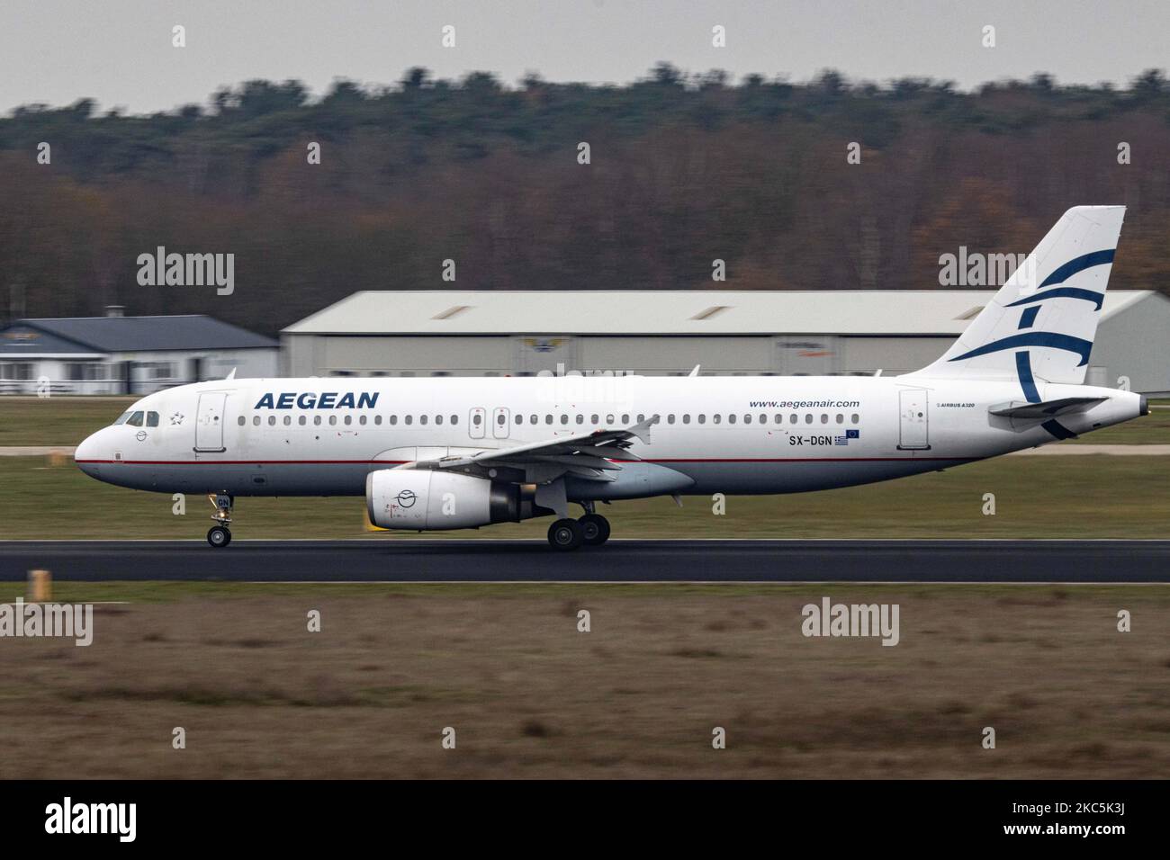 Aegean Airlines Airbus A320 comme vu en train de rouler sur la piste et au départ de l'aéroport d'Eindhoven EIN EHEH effectuant un vol charter à destination de l'aéroport international de Larnaca LCA sur l'île de Chypre. L'avion à corps étroit, un Airbus A320-200, est immatriculé SX-DGN et est alimenté par 2x moteurs IAE. Aegean Airlines A3 EEE est le porte-drapeau de la Grèce avec des centres à Athènes, Thessalonique et Larnaca. La compagnie aérienne grecque est membre du groupe Star Alliance Aviation. Le trafic mondial de passagers a diminué pendant la pandémie de covid-19 du coronavirus, l'industrie ayant du mal à survivre pendant la phase de passage Banque D'Images