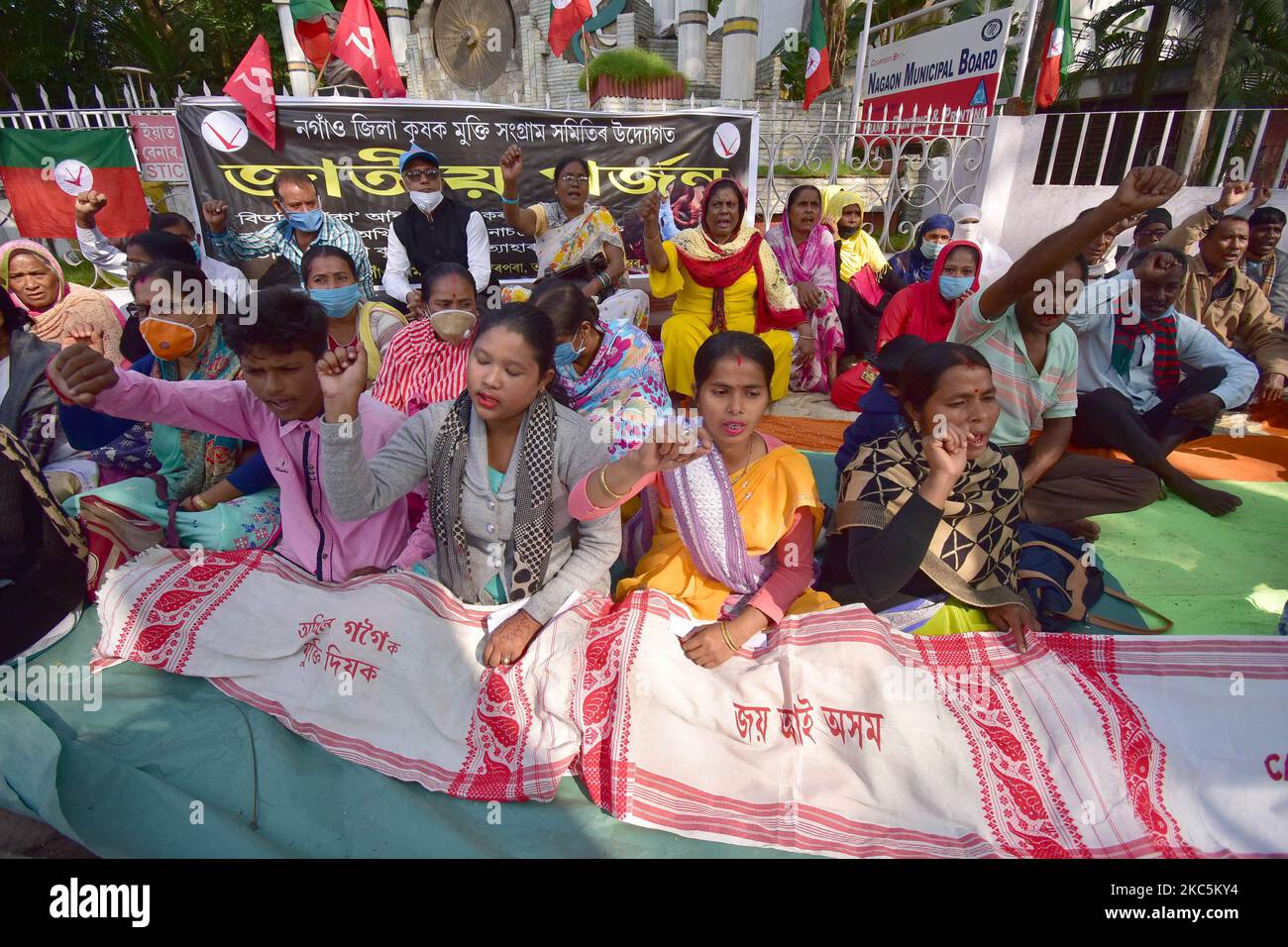 Les membres de Krisok mukti Sangram samiti (KMSS) prennent part à une manifestation contre la loi sur l'amendement de la citoyenneté (CAA), dans le district de Nagaon d'Assam, en Inde, le 12,2020 décembre. (Photo par Anuwar Hazarika/NurPhoto) Banque D'Images