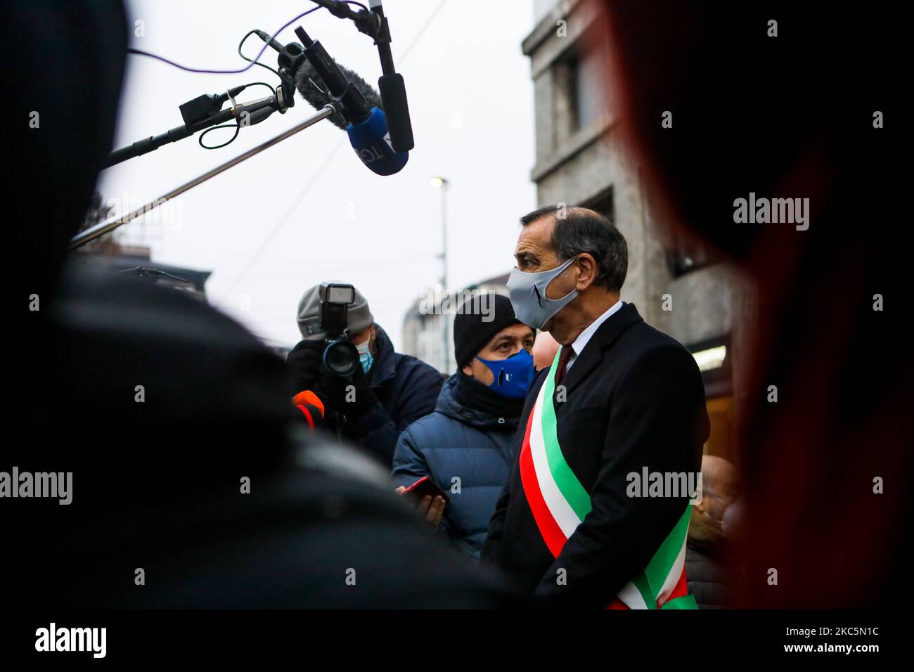 Le maire de Milan Beppe Sala est vu lors de la commémoration du bombardement de la Piazza Fontana à Milan, Milan, Italie, sur 12 décembre 2020. L'attentat à la Piazza Fontana a été un attentat terroriste qui s'est produit le 12 décembre 1969 lorsqu'une bombe a explosé au siège de Banca Nazionale dell'Agricoltura (la Banque nationale agricole) sur la Piazza Fontana (près du Duomo) à Milan, en Italie, tuant 17 personnes et en blessant 88. Le même après-midi, trois autres bombes ont explosé à Rome et à Milan, et une autre a été trouvée non explosée. (Photo par Mairo Cinquetti/NurPhoto) Banque D'Images