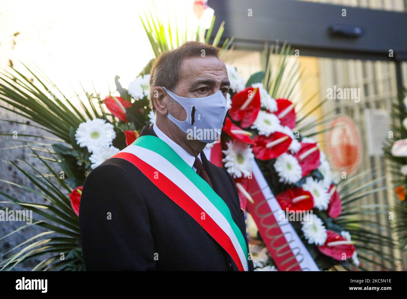 Le maire de Milan Beppe Sala est vu lors de la commémoration du bombardement de la Piazza Fontana à Milan, Milan, Italie, sur 12 décembre 2020. L'attentat à la Piazza Fontana a été un attentat terroriste qui s'est produit le 12 décembre 1969 lorsqu'une bombe a explosé au siège de Banca Nazionale dell'Agricoltura (la Banque nationale agricole) sur la Piazza Fontana (près du Duomo) à Milan, en Italie, tuant 17 personnes et en blessant 88. Le même après-midi, trois autres bombes ont explosé à Rome et à Milan, et une autre a été trouvée non explosée. (Photo par Mairo Cinquetti/NurPhoto) Banque D'Images
