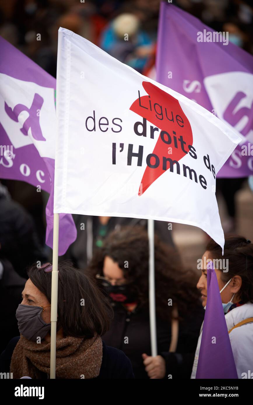 Une femme détient un drapeau de la Ligue des droits de l'homme. Des milliers de manifestants ont manifesté à nouveau contre le projet de loi sur la sécurité mondiale promu par le président français Macron et sa majorité et pour obtenir davantage de moyens pour le système de santé publique et les hôpitaux. Le projet de loi sur la sécurité mondiale interdit à quiconque de photographier ou de filmer des membres de la police s'il n'est pas bafoué : les transgresseurs pourraient être condamnés jusqu'à un an de prison et une amende de €45,000. Le projet de loi prévoit également de généraliser la reconnaissance faciale dans les espaces pubiens comme en Chine. Le défenseur français des droits, la Commission nationale française des droits de l'homme (organes administratifs) Banque D'Images