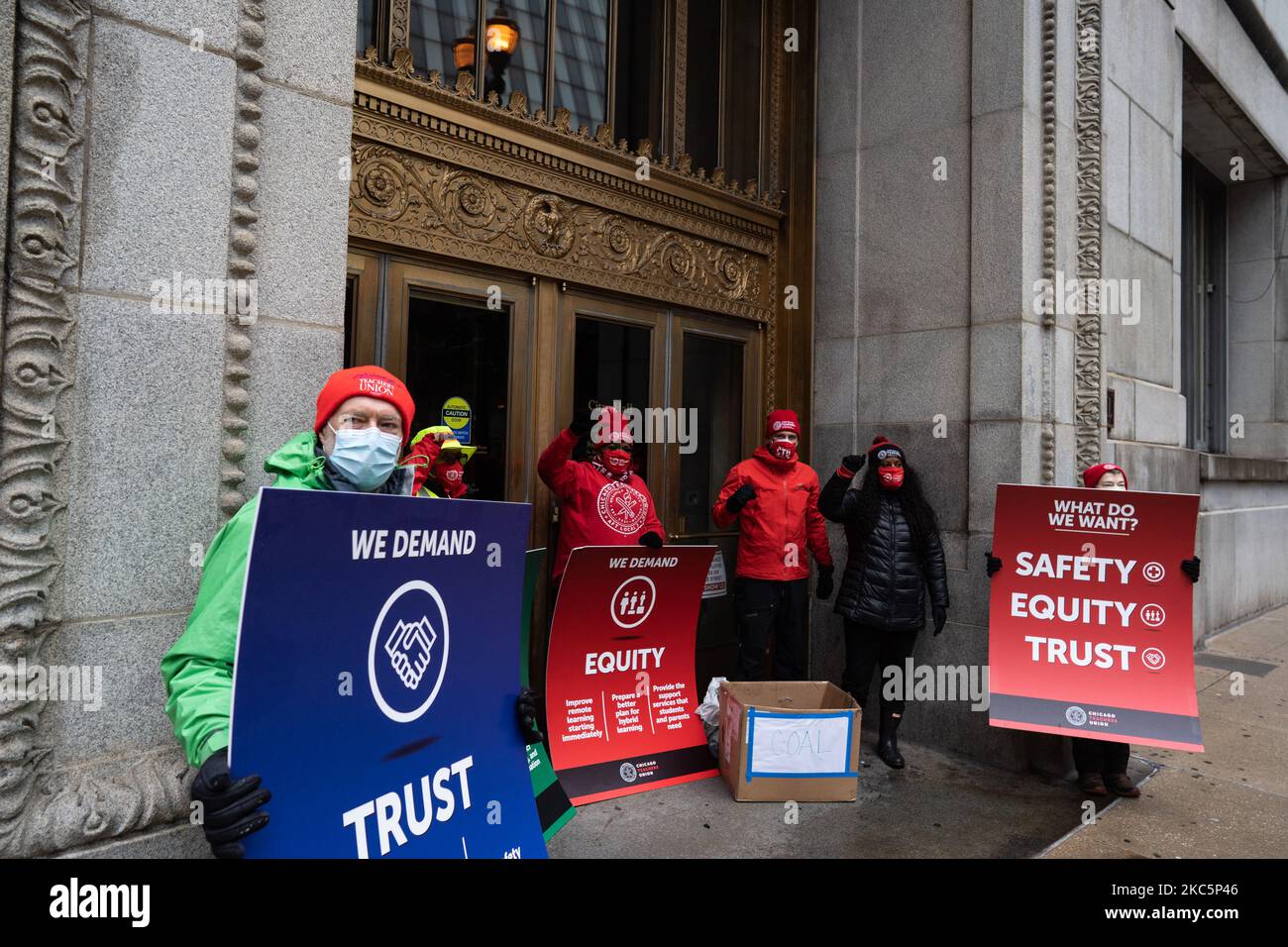 La direction du syndicat des enseignants de Chicago énumère ses demandes et laisse une boîte de charbon devant l'entrée de l'hôtel de ville, à la suite d'une caravane de voitures où les enseignants et les partisans ont exigé un retour sûr et équitable à l'apprentissage en personne pendant la pandémie COVID-19 à Chicago, il sur 12 décembre 2020. Certains enseignants des écoles publiques de Chicago devraient retourner dans les salles de classe sur 4 janvier 2021. (Photo de Max Herman/NurPhoto) Banque D'Images