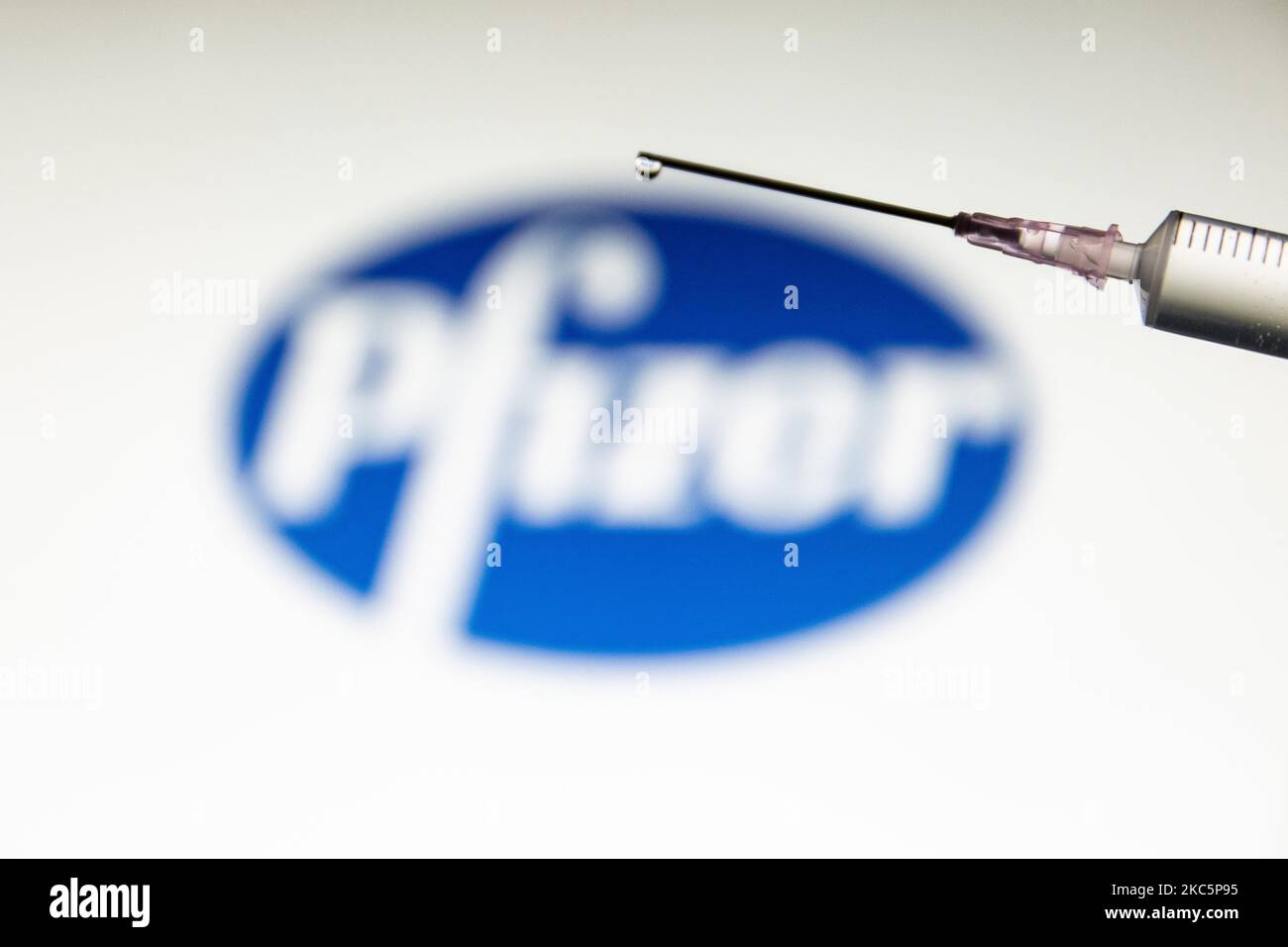 Illustration photo d'une seringue médicale avec une aiguille vue devant le logo de la société pharmaceutique Pfizer. Le Royaume-Uni a approuvé et déployé le vaccin Pfizer/BioNTech, tandis que la FDA approuve le vaccin COVID-19 pour une utilisation d'urgence aux États-Unis, semble-t-il par les médias américains. La pandémie du coronavirus, l'une des plus grandes crises sanitaires au monde, entraînera le plus grand programme de vaccination de l'histoire humaine. Amsterdam, pays-Bas sur 12 décembre 2020 (photo de Nicolas Economou/NurPhoto) Banque D'Images