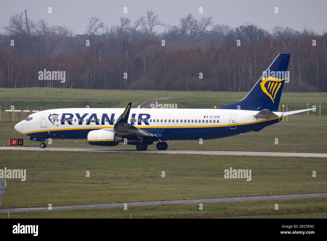 Ryanair Irish low cost Carrier Boeing 737 comme vu au départ de l'aéroport Eindhoven EIN EHEH. Le Boeing 737-800 ou B737 NG à corps étroit est immatriculé EI-DYB et est alimenté par 2x moteurs CFMI jet. La compagnie aérienne française RYR Ryan Air, basée en Irlande, était le plus grand transporteur de passagers à bas prix en Europe. Le trafic mondial de passagers a diminué durant la période pandémique covid-19 du coronavirus, l'industrie luttant pour survivre tandis que les passagers gardent des mesures de sécurité obligatoires pendant les vols comme le masque facial. Eindhoven, pays-Bas sur 11 décembre 2020 (photo de Nicolas Economou/NurPhoto Banque D'Images