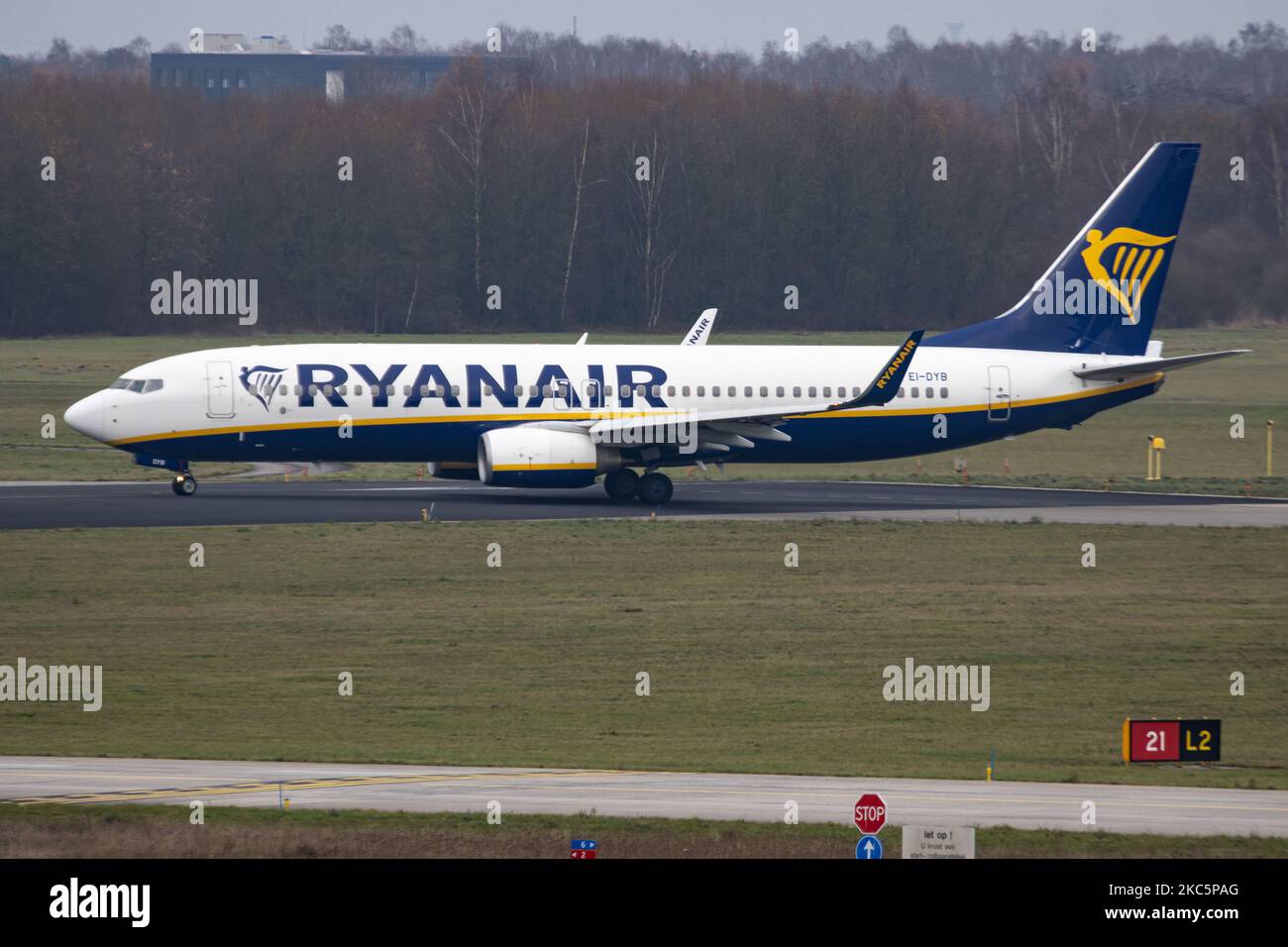Ryanair Irish low cost Carrier Boeing 737 comme vu au départ de l'aéroport Eindhoven EIN EHEH. Le Boeing 737-800 ou B737 NG à corps étroit est immatriculé EI-DYB et est alimenté par 2x moteurs CFMI jet. La compagnie aérienne française RYR Ryan Air, basée en Irlande, était le plus grand transporteur de passagers à bas prix en Europe. Le trafic mondial de passagers a diminué durant la période pandémique covid-19 du coronavirus, l'industrie luttant pour survivre tandis que les passagers gardent des mesures de sécurité obligatoires pendant les vols comme le masque facial. Eindhoven, pays-Bas sur 11 décembre 2020 (photo de Nicolas Economou/NurPhoto Banque D'Images