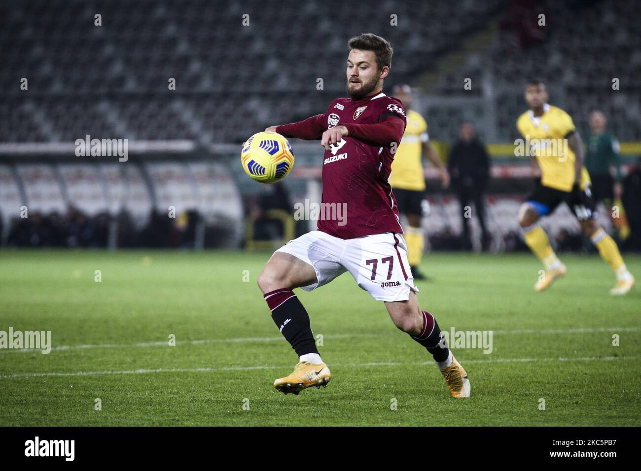 Milieu de terrain de Turin Karol Linetty (77) en action pendant la série Un match de football n.11 TORINO - UDINESE sur 12 décembre 2020 au Stadio Olimpico Grande Torino à Turin, Piémont, Italie. Résultat final: Torino-Udinese 2-3. (Photo de Matteo Bottanelli/NurPhoto) Banque D'Images