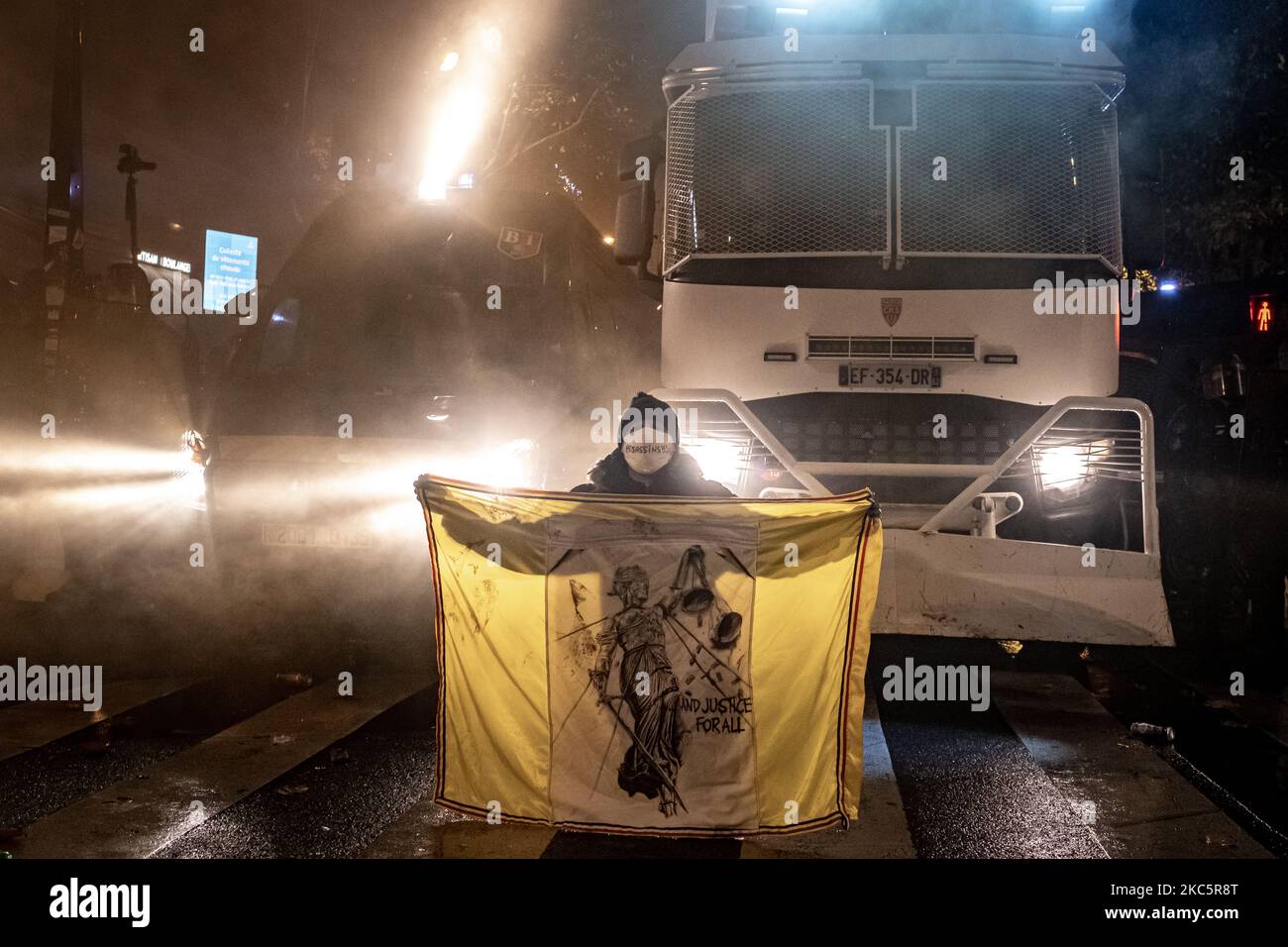 Samedi 12 décembre, des milliers de personnes ont manifesté à Paris contre la loi sur la sécurité mondiale. 150 personnes et journalistes ont été arrêtés par la police et plusieurs ont été blessés. (Photo de Fabien Palueau/NurPhoto) Banque D'Images