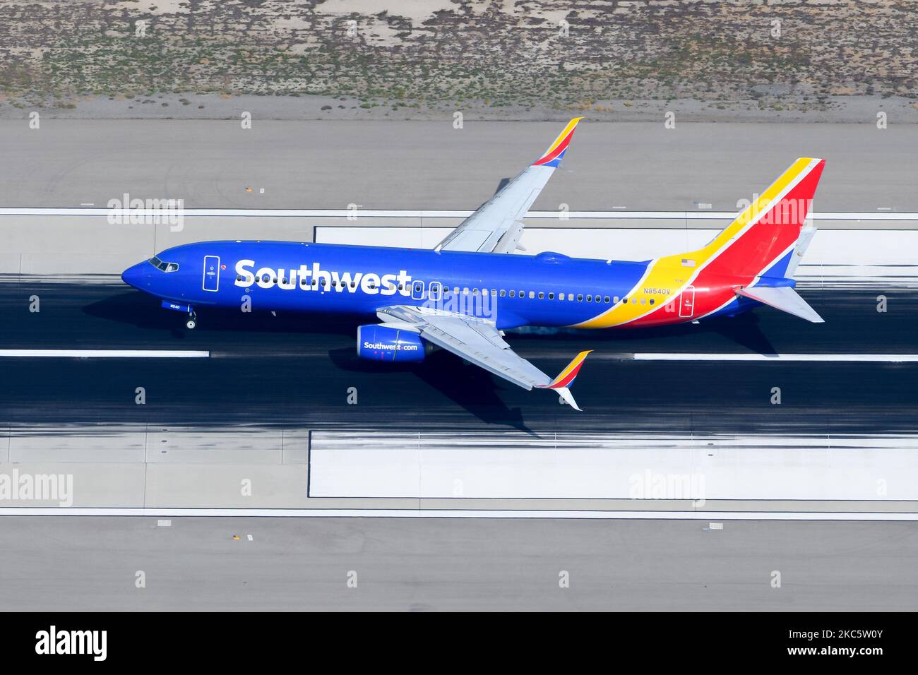 Boeing 737 de Southwest Airlines atterrissant sur la piste de l'aéroport de Los Angeles. Avion 737-800 de Southwest Airline. Plan N8540V. Banque D'Images