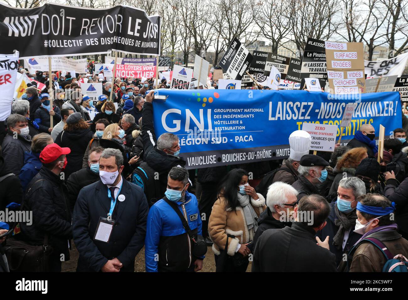 Les manifestants tiennent des pancartes et des banderoles sur 14 décembre 2020 à Paris lors d'une démonstration de propriétaires d'hôtels et de restaurants, ainsi que de professionnels du tourisme pour exiger la réouverture de leurs entreprises au milieu de la pandémie Covid-19, causée par le nouveau coronavirus. (Photo de Michel Stoupak/NurPhoto) Banque D'Images