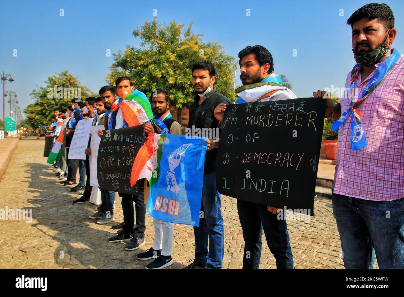 Des militants de l'Union nationale des étudiants de l'Inde (NSUI) lors d'une manifestation contre le gouvernement central en faveur des agriculteurs pour faire pression pour l'abrogation des lois agroalimentaires du Centre, à Amar Jawan Jyoti à Jaipur, Rajasthan, Inde, lundi, décembre 14,2020. (Photo de Vishal Bhatnagar/NurPhoto) Banque D'Images