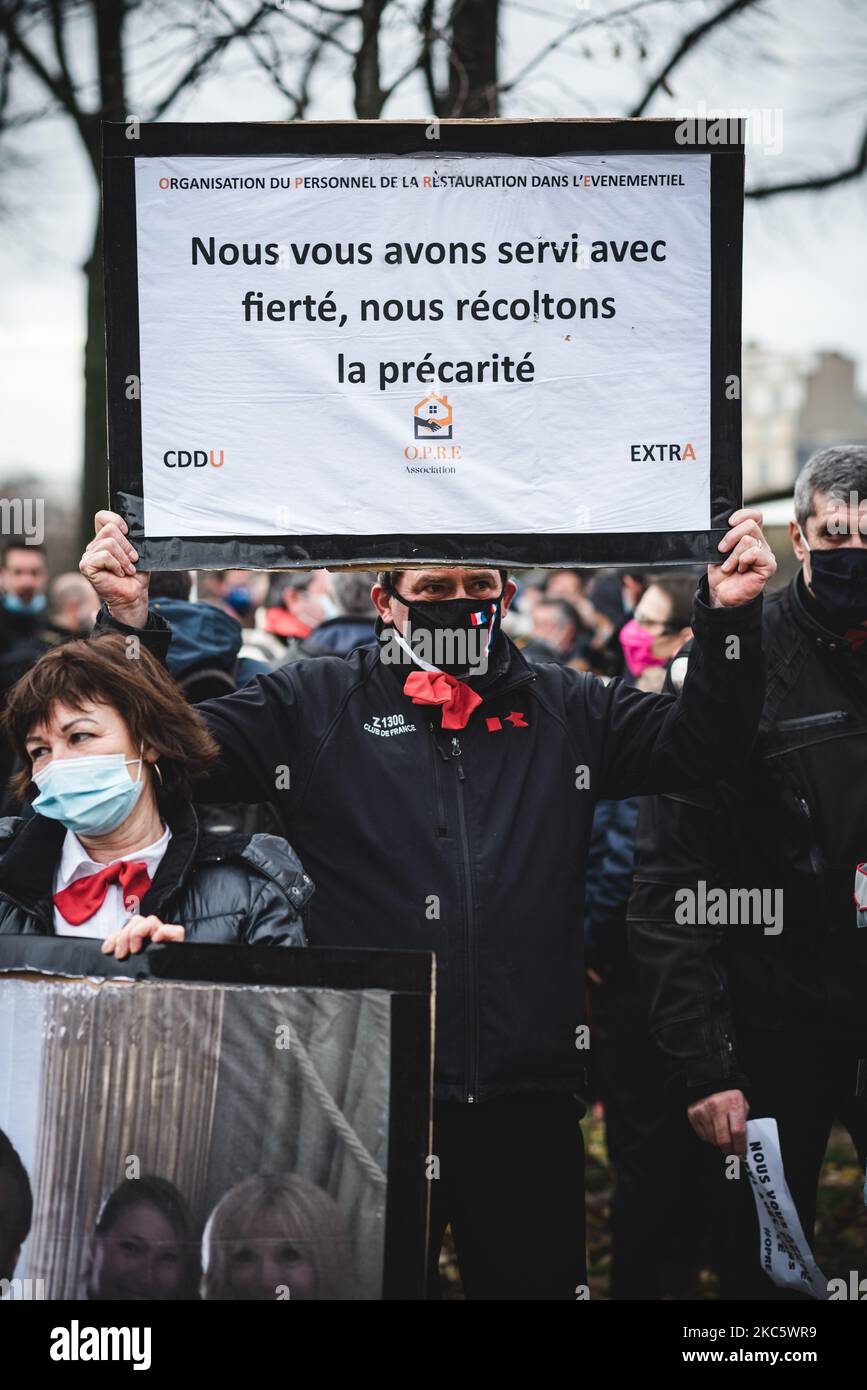 Le personnel supplémentaire des restaurants membres de l'OPRE était également présent le 14 décembre 2020, lorsque plusieurs milliers de directeurs de bars, Des restaurants et des discothèques ont manifesté à Paris sur l'esplanade des Invalides pour protester contre la fermeture de leurs établissements au moins jusqu'au 20 janvier en raison de la situation sanitaire liée au coronavirus COVID-19. Les propriétaires d'événements et d'entreprises de loisirs se sont joints à la manifestation, dont la devise était 'Laissez-nous travailler'. (Photo de Samuel Boivin/NurPhoto) Banque D'Images