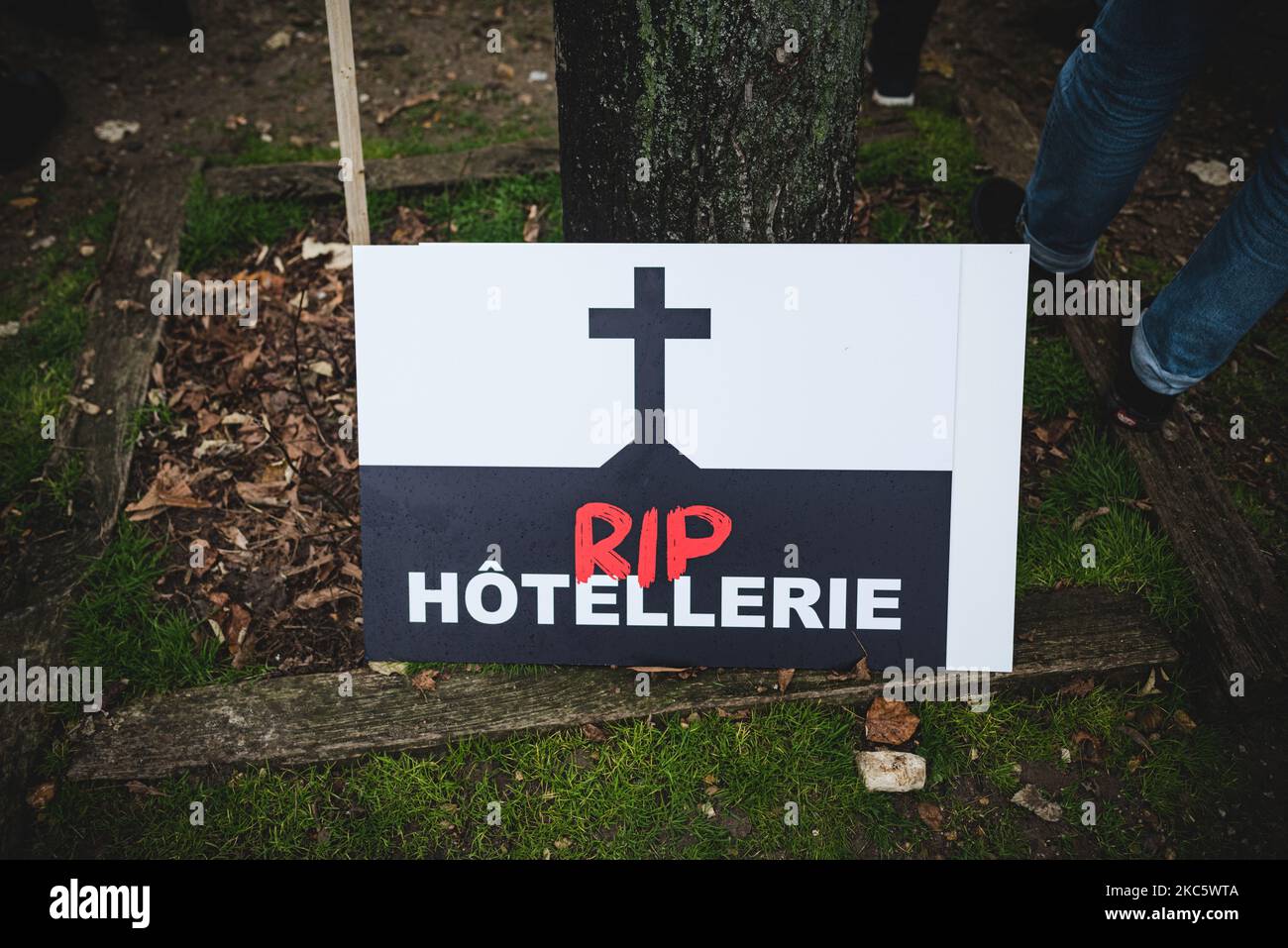 Un panneau lisant 'RIP Hotelerie' a été mis sur le terrain le 14 décembre 2020, quand plusieurs milliers de directeurs de bars, Des restaurants et des discothèques ont manifesté à Paris sur l'esplanade des Invalides pour protester contre la fermeture de leurs établissements au moins jusqu'au 20 janvier en raison de la situation sanitaire liée au coronavirus COVID-19. Les propriétaires d'événements et d'entreprises de loisirs se sont joints à la manifestation, dont la devise était 'Laissez-nous travailler'. (Photo de Samuel Boivin/NurPhoto) Banque D'Images