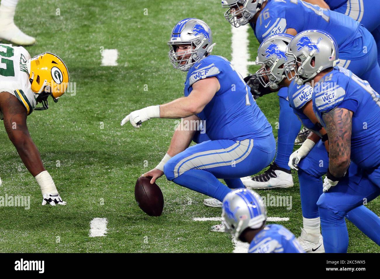 Le centre des Lions de Detroit Frank Ragnow (77) signale à la ligne de l'escrimage lors de la deuxième partie d'un match de football de la NFL entre les Green Bay Packers et les Detroit Lions à Detroit, Michigan, États-Unis, dimanche, 13 décembre 2020. (Photo par Amy Lemus/NurPhoto) Banque D'Images