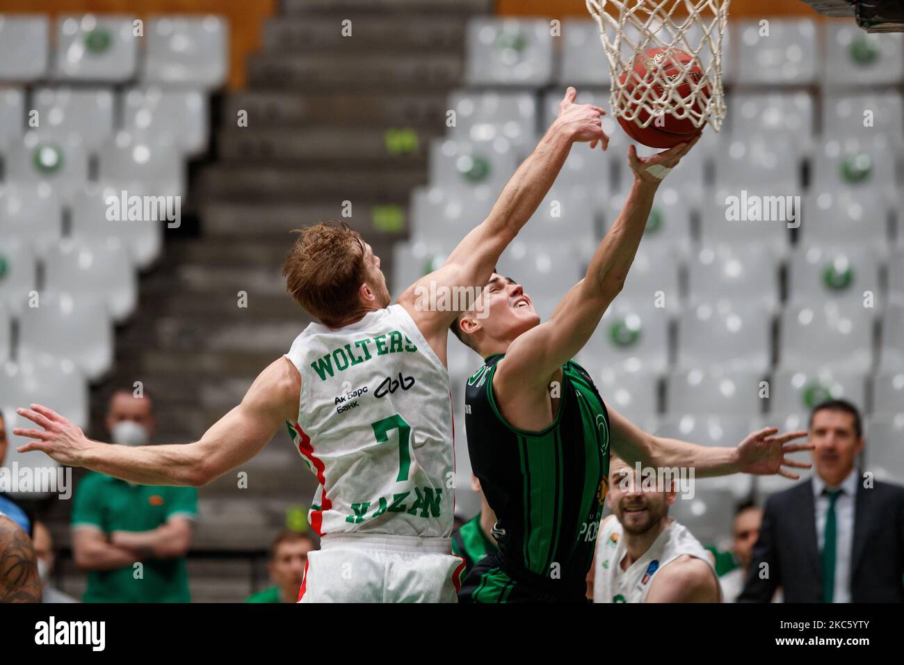 Neno Dimitrijevic du Club Joventut Badalona en action avec Nate Wolters des CINU Kazan pendant le match Eurocup de 7 jours entre le Club Joventut Badalona et LES CINU Kazan à Pabellon Olimpico de Badalona à Barcelone, Espagne. (Photo de David Ramirez/DAX Images/NurPhoto) Banque D'Images