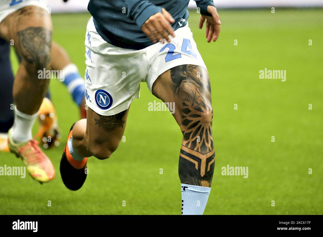 Lorenzo Insigne de Naples tatouage en l'honneur de Diego Armando Maradona pendant la série Un match entre le FC Internazionale et SSC Napoli au Stadio Giuseppe Meazza sur 16 décembre 2020 à Milan, Italie. (Photo de Giuseppe Cottini/NurPhoto) Banque D'Images