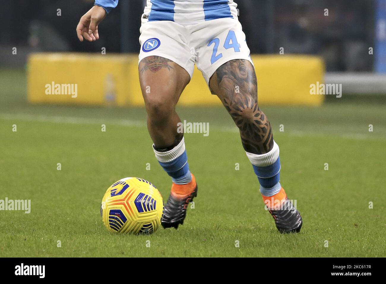 Lorenzo Insigne de Naples tatouage en l'honneur de Diego Armando Maradona pendant la série Un match entre le FC Internazionale et SSC Napoli au Stadio Giuseppe Meazza sur 16 décembre 2020 à Milan, Italie. (Photo de Giuseppe Cottini/NurPhoto) Banque D'Images