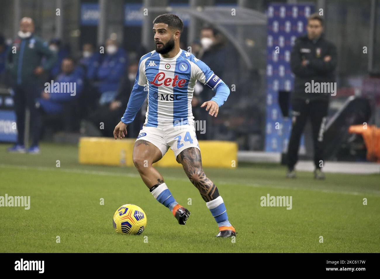 Lorenzo Insigne de Naples tatouage en l'honneur de Diego Armando Maradona pendant la série Un match entre le FC Internazionale et SSC Napoli au Stadio Giuseppe Meazza sur 16 décembre 2020 à Milan, Italie. (Photo de Giuseppe Cottini/NurPhoto) Banque D'Images