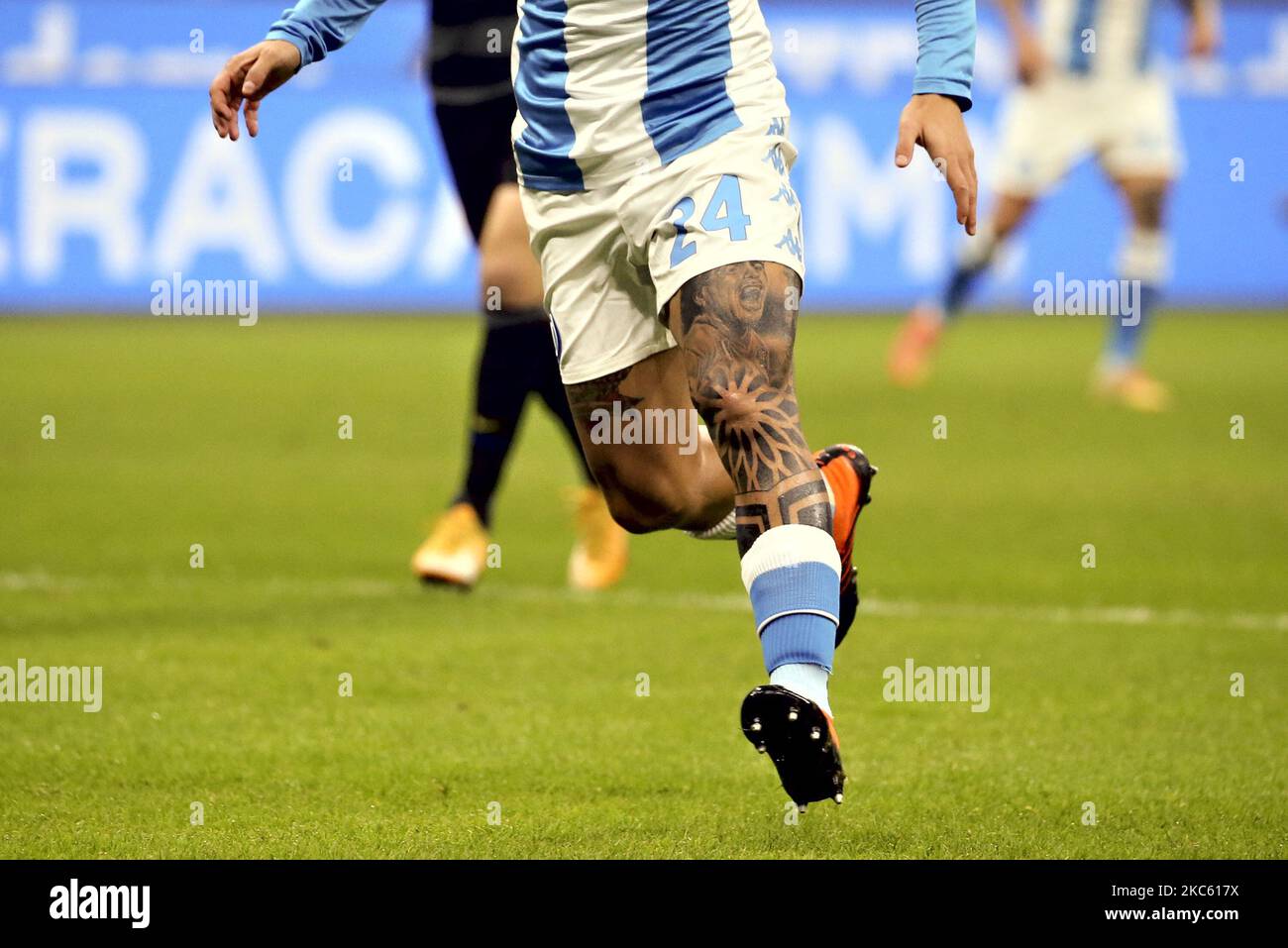 Lorenzo Insigne de Naples tatouage en l'honneur de Diego Armando Maradona pendant la série Un match entre le FC Internazionale et SSC Napoli au Stadio Giuseppe Meazza sur 16 décembre 2020 à Milan, Italie. (Photo de Giuseppe Cottini/NurPhoto) Banque D'Images
