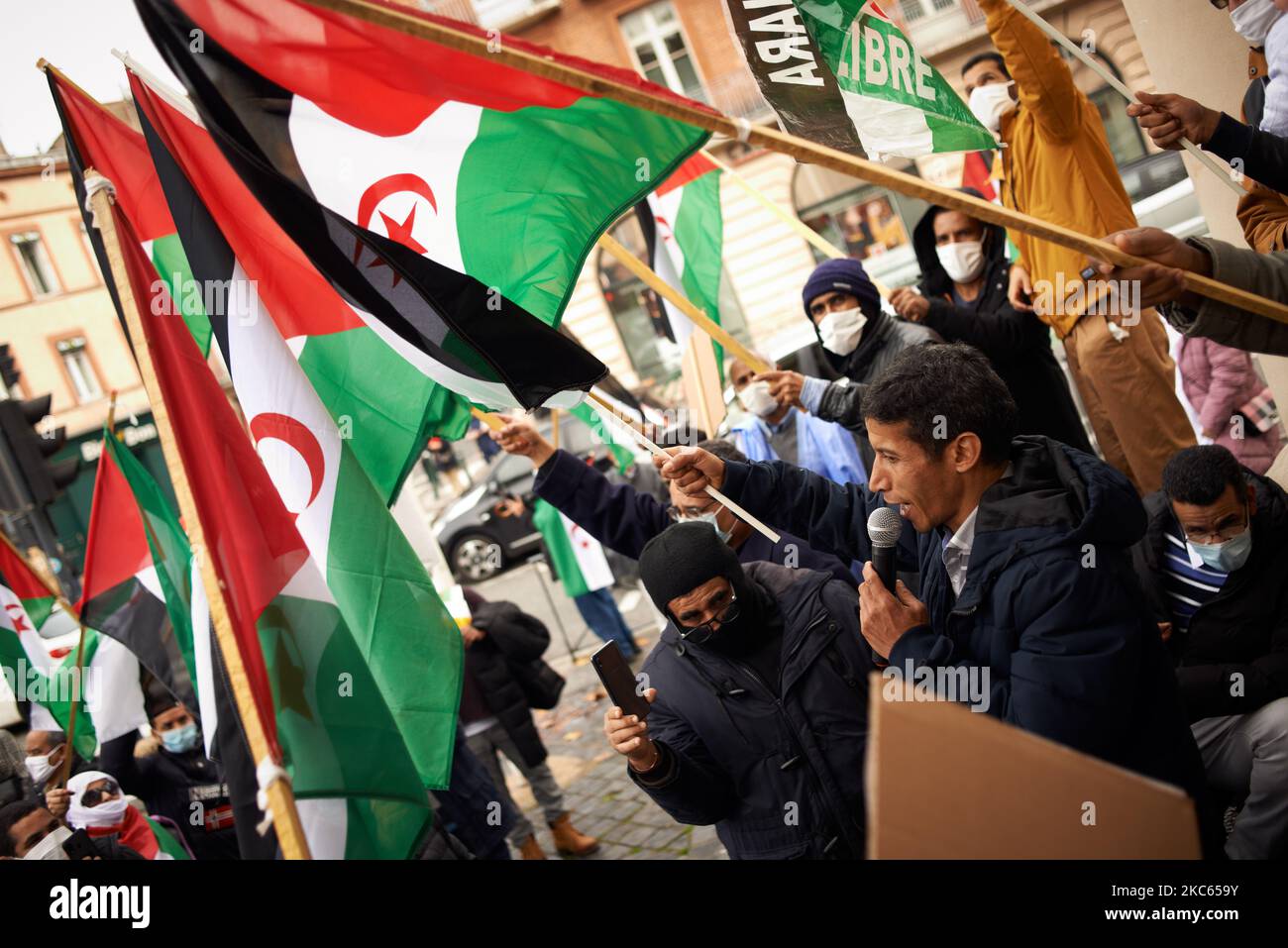 Le peuple sahraoui de Toulouse s'est rassemblé contre la reconnaissance par Israël de la souveraineté du Royaume Marocco sur le Sahara occidental et ses habitants, les Sahraouis en échange d'une normalisation des relations entre Israël et Marocco (accord appuyé par le président américain en exercice Trump). Le territoire contesté doit organiser un référendum sur l'indépendance avec l'aide de l'ONU depuis 1973. En 1975, le Front Polisario a déclaré l'indépendance de la République démocratique arabe sahraouie. Toulouse. France. 19 décembre 2020. (Photo d'Alain Pitton/NurPhoto) Banque D'Images